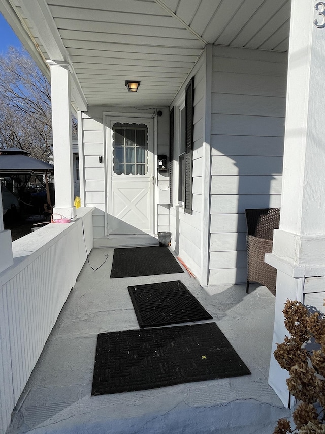 property entrance featuring a porch