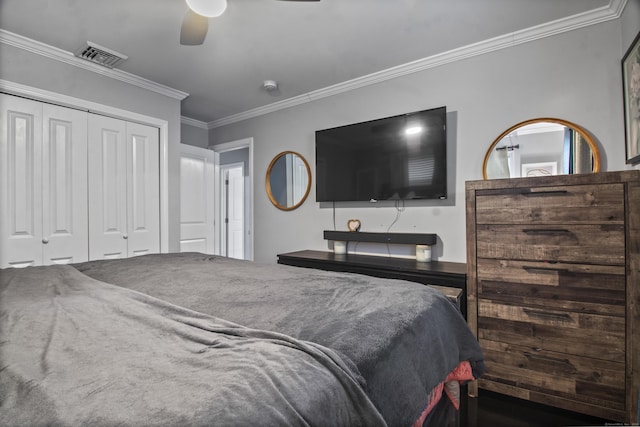 bedroom featuring ceiling fan, ornamental molding, and a closet