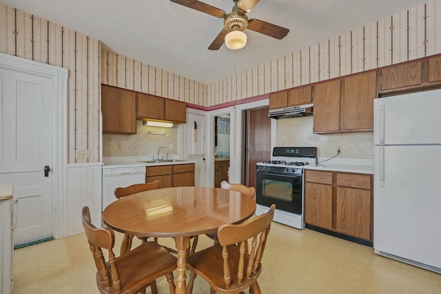 kitchen featuring sink, ceiling fan, and white appliances