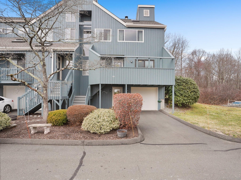 view of front facade featuring a garage