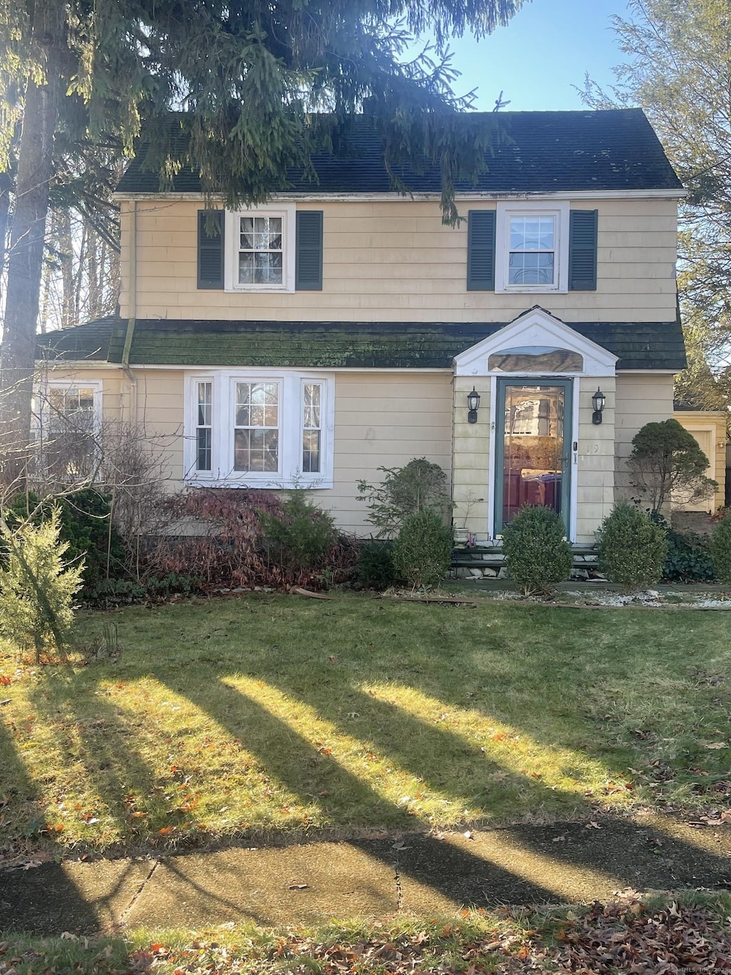 view of front of house featuring a front yard