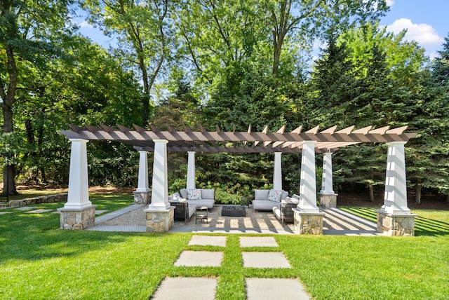 view of yard featuring outdoor lounge area and a pergola