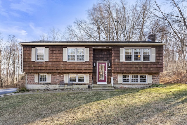 split foyer home featuring a front lawn