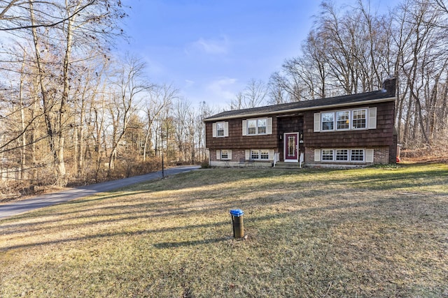 bi-level home featuring a front lawn