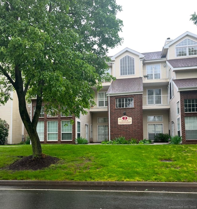 view of front of property with a front yard