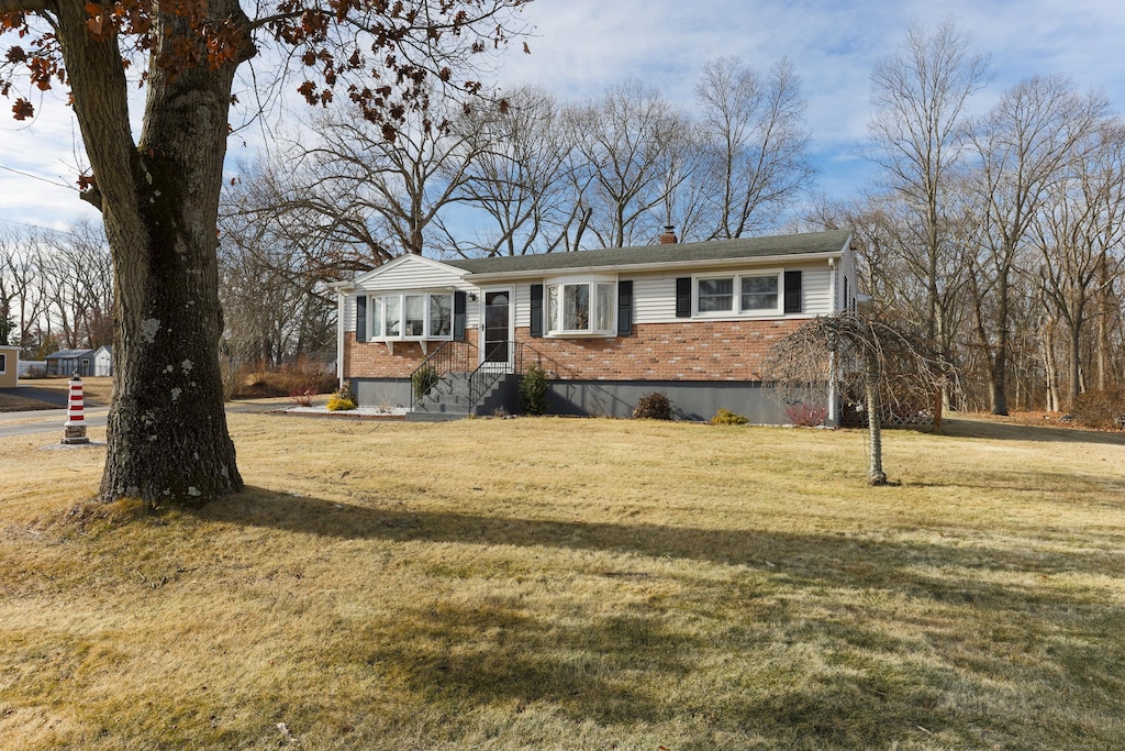 single story home featuring a front yard