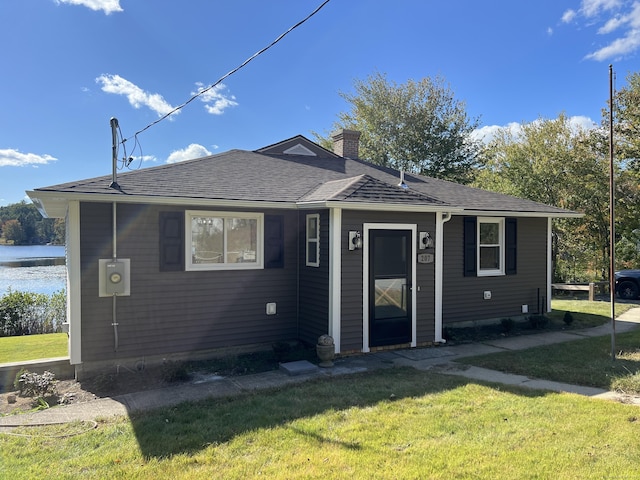 view of front of home featuring a front yard