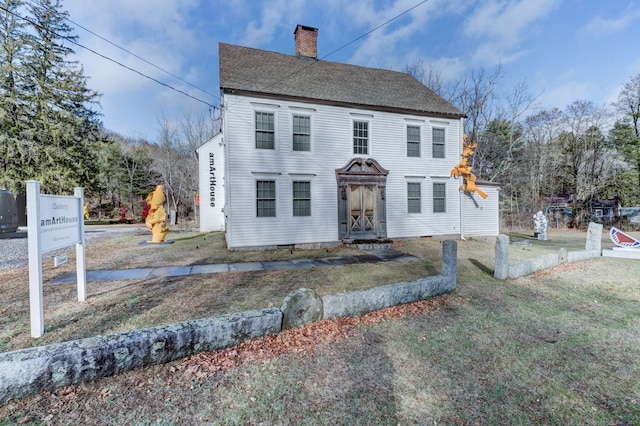 view of front facade featuring a front yard