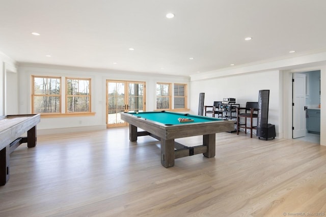 game room featuring light hardwood / wood-style floors, crown molding, and billiards