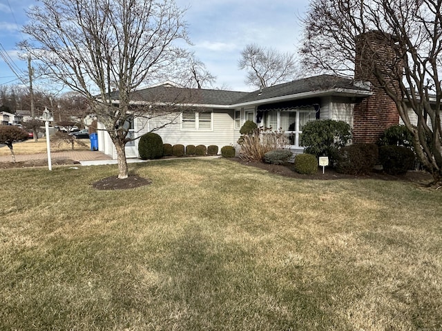 view of front facade with a front yard