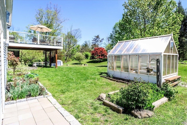 view of yard featuring an outdoor structure