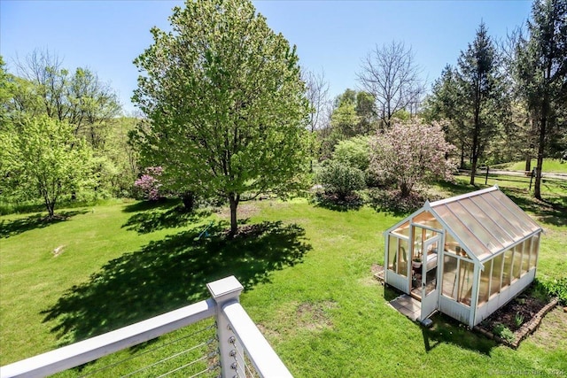 view of yard featuring an outdoor structure