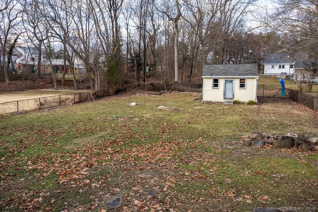 view of yard with an outbuilding