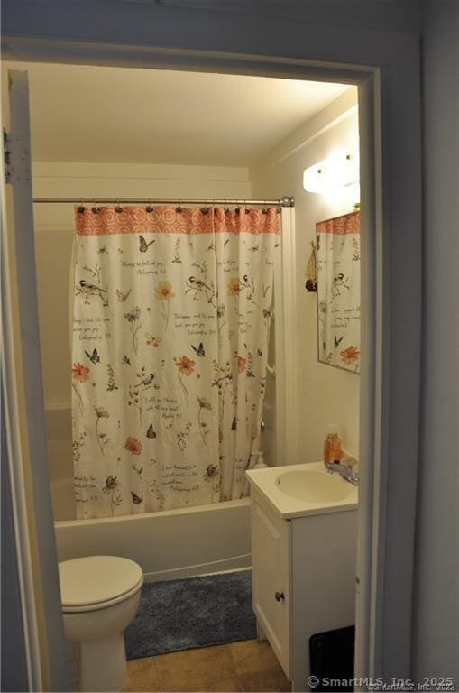 full bathroom featuring shower / bath combo with shower curtain, vanity, and toilet