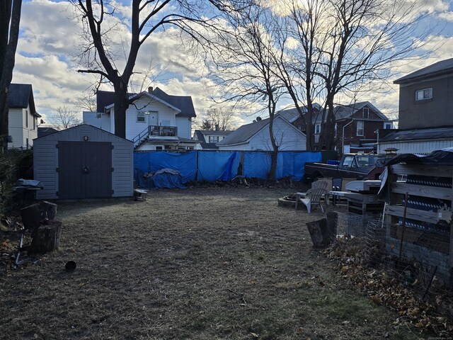 view of yard featuring a shed