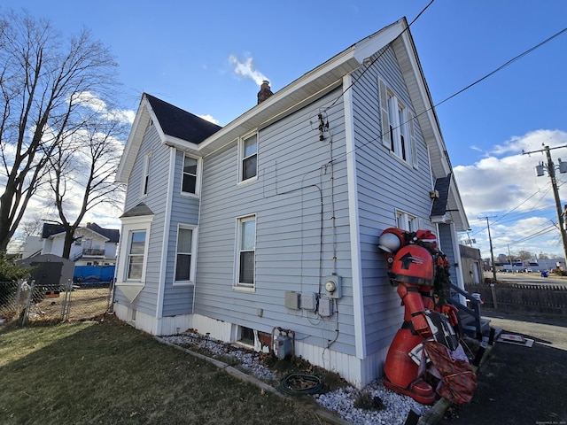 back of house featuring a lawn