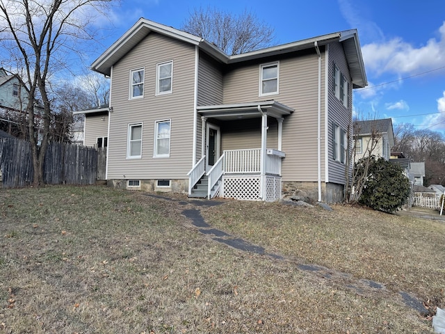 view of front of property featuring a porch and a front yard