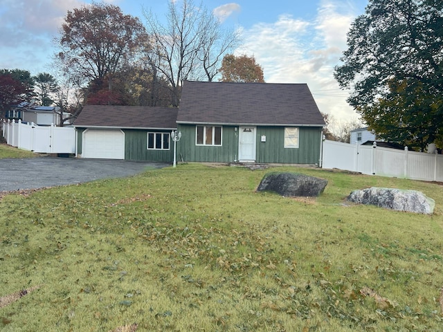 view of front facade featuring a garage and a front yard