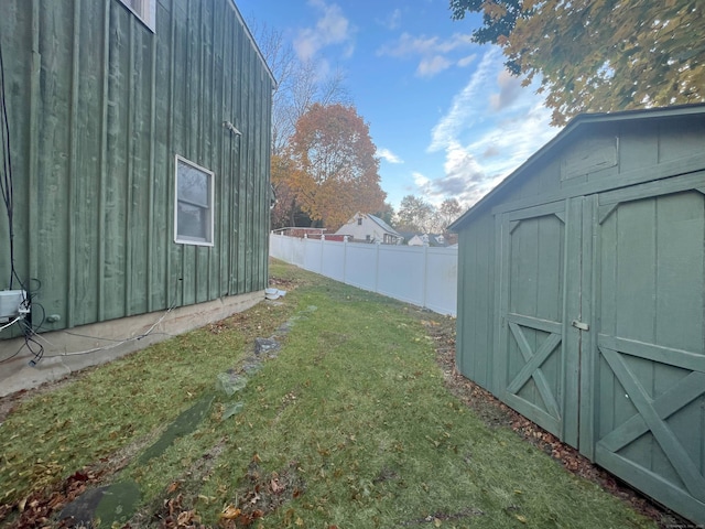 view of yard with a storage unit