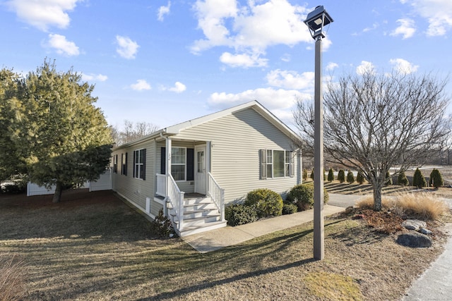 view of front of house featuring a front lawn