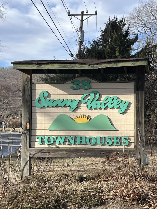 view of community / neighborhood sign