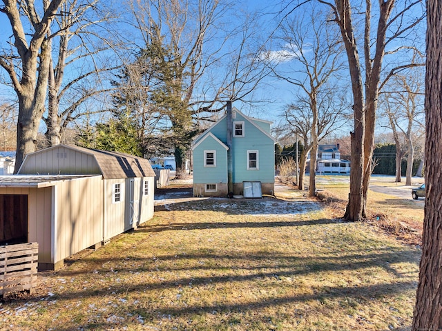 view of yard with an outbuilding