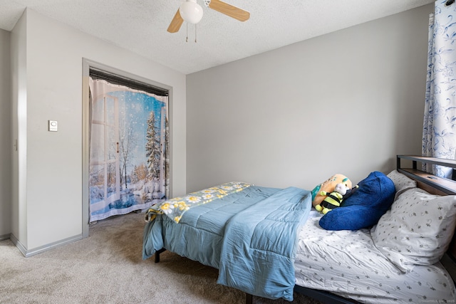 bedroom featuring light carpet, ceiling fan, and a textured ceiling