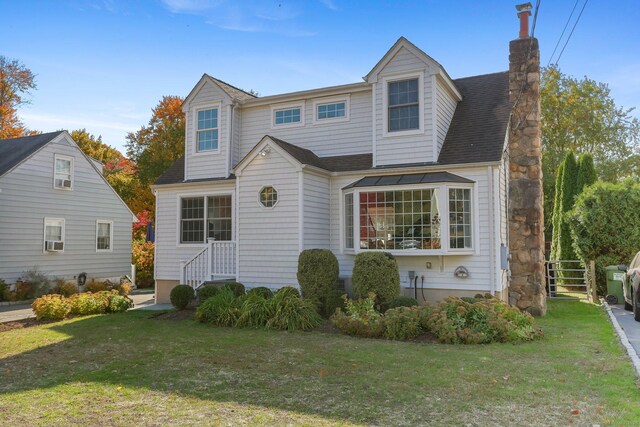 view of front of house featuring a front lawn