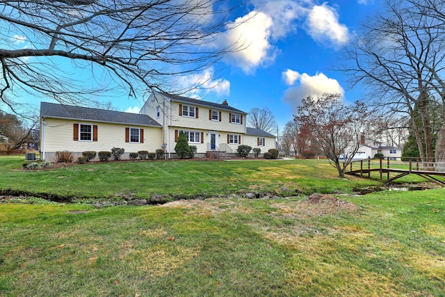 view of front of property featuring a front yard