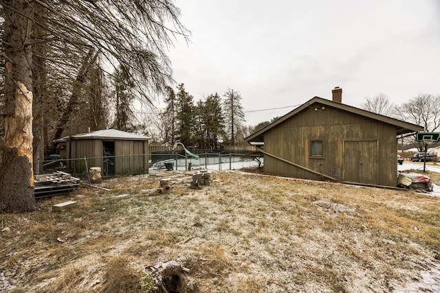 view of yard with an outbuilding