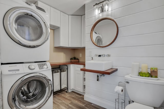 laundry room with sink and stacked washer and clothes dryer