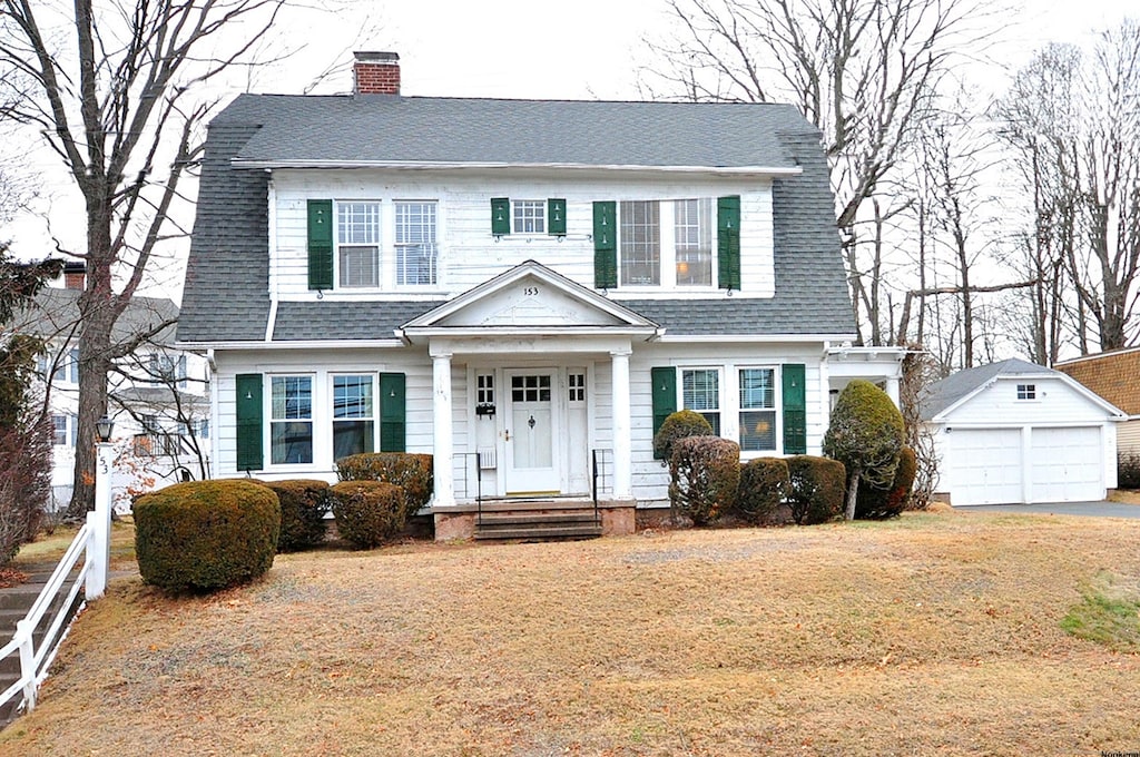 view of front of home featuring an outbuilding and a garage