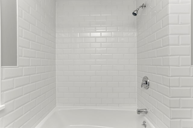 bathroom featuring tiled shower / bath combo