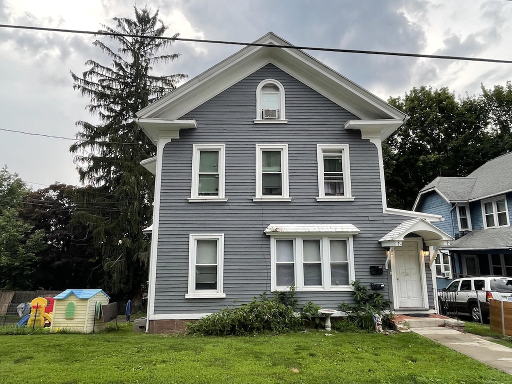 view of front of house featuring a front lawn