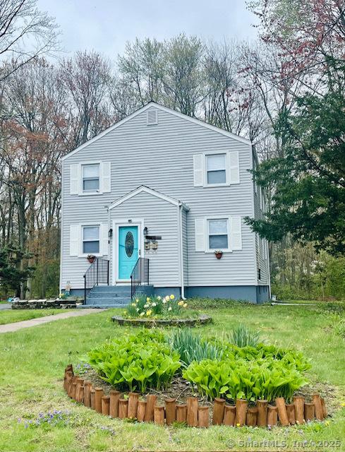 view of front of property featuring a front lawn