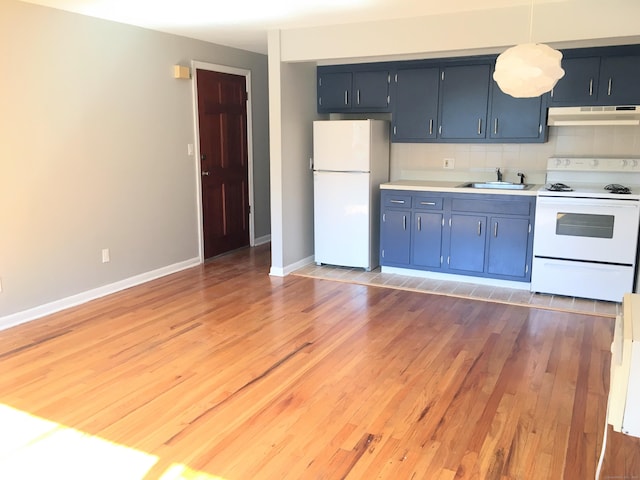 kitchen with white appliances, blue cabinetry, dark hardwood / wood-style floors, sink, and decorative light fixtures