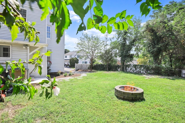 view of yard featuring a fire pit