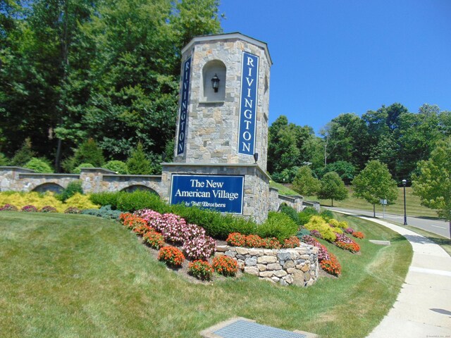 community sign with a yard