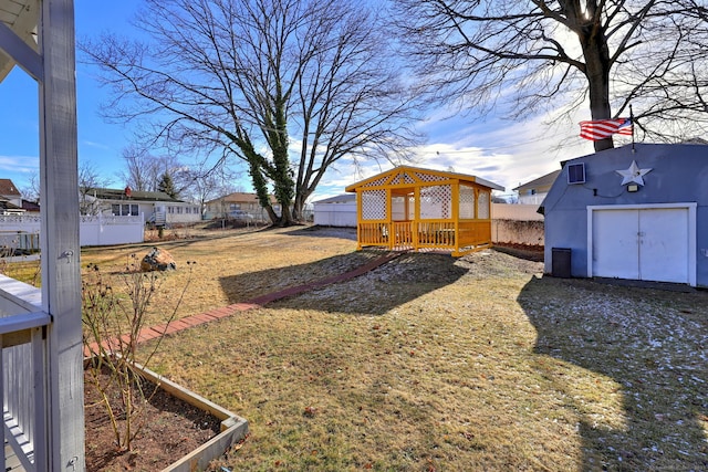 view of yard with an outbuilding