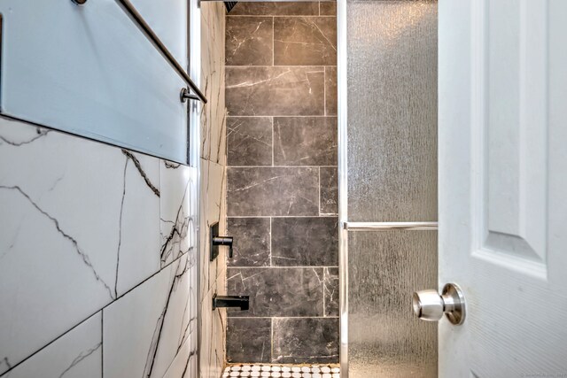 bathroom featuring tiled shower