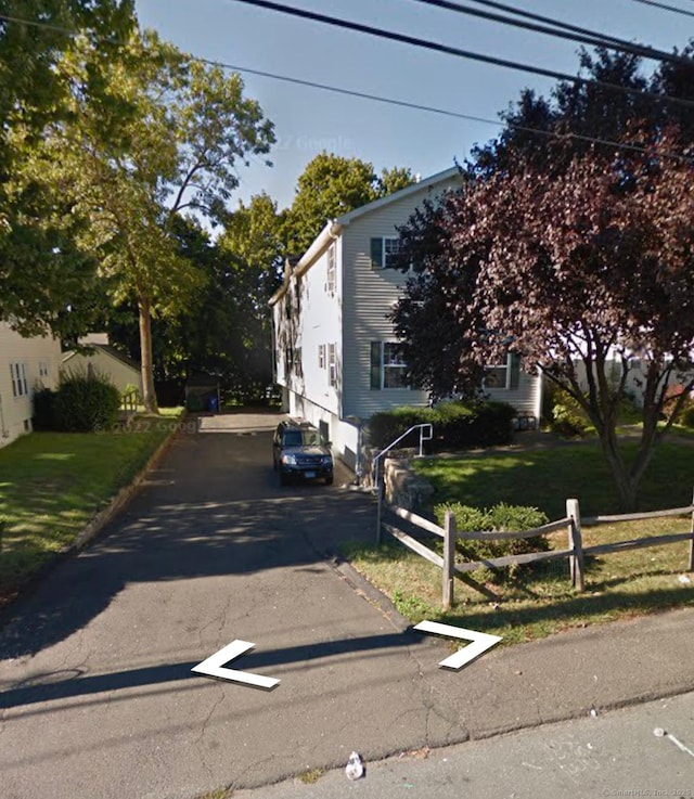 view of front facade with a front yard