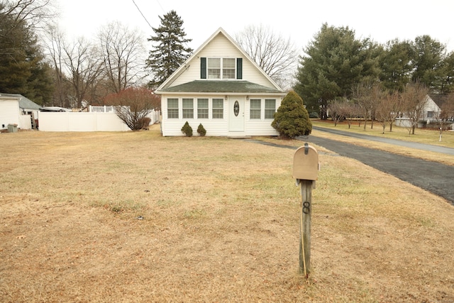 view of front facade featuring a front yard