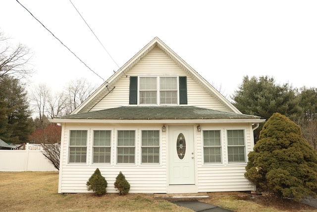 view of front of property featuring a front yard