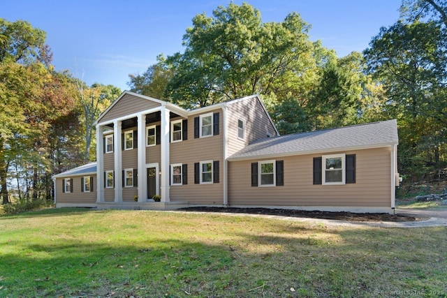 view of front of house featuring a front lawn