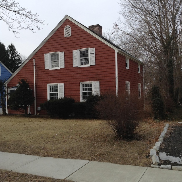 view of side of property featuring a lawn