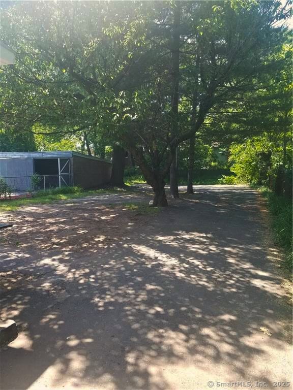 view of yard featuring an outbuilding