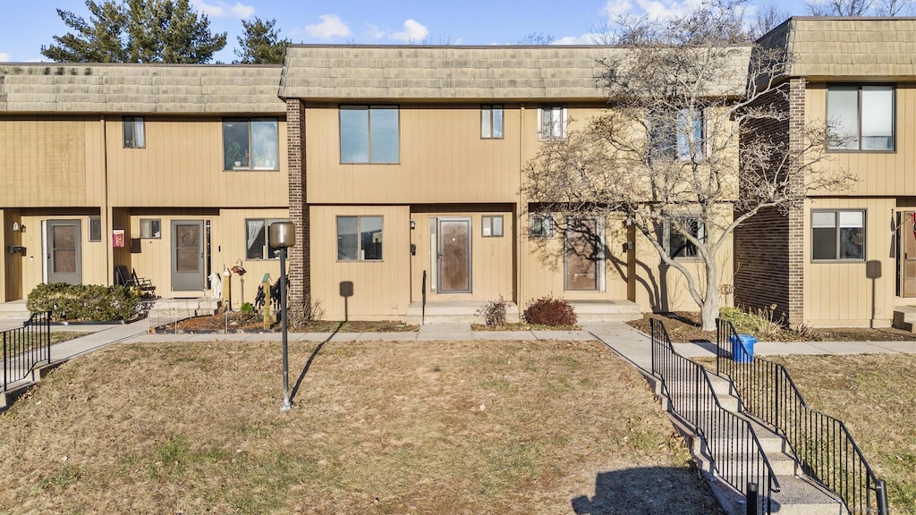 view of front facade featuring a front lawn