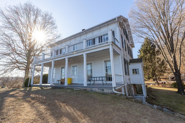 view of front of home featuring a porch and a front lawn