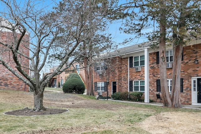 view of front of property featuring a front yard