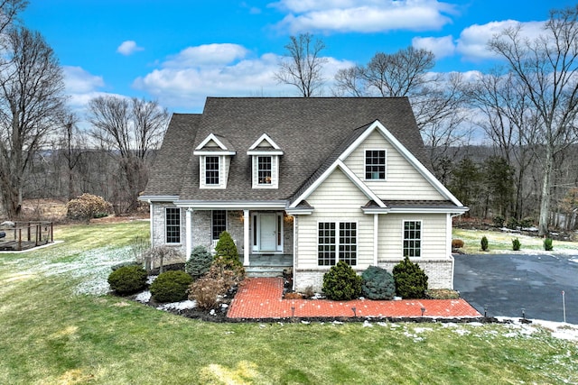 view of front of property with a front yard